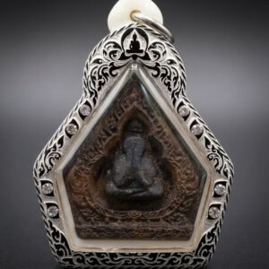 Amulet 37 Phra Pidta (Phật bịt mắt), phiên bản Cổng Tam Quan, do Thầy Luang Phor Wichian, chùa Khruawan, tạo năm 1976